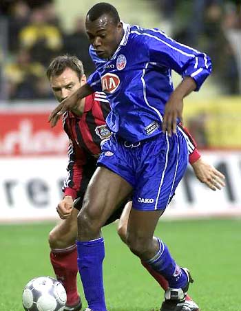 杜锋气的瞪眼：胡明轩莫兰德吵上头，三秒区内连续传球超时.